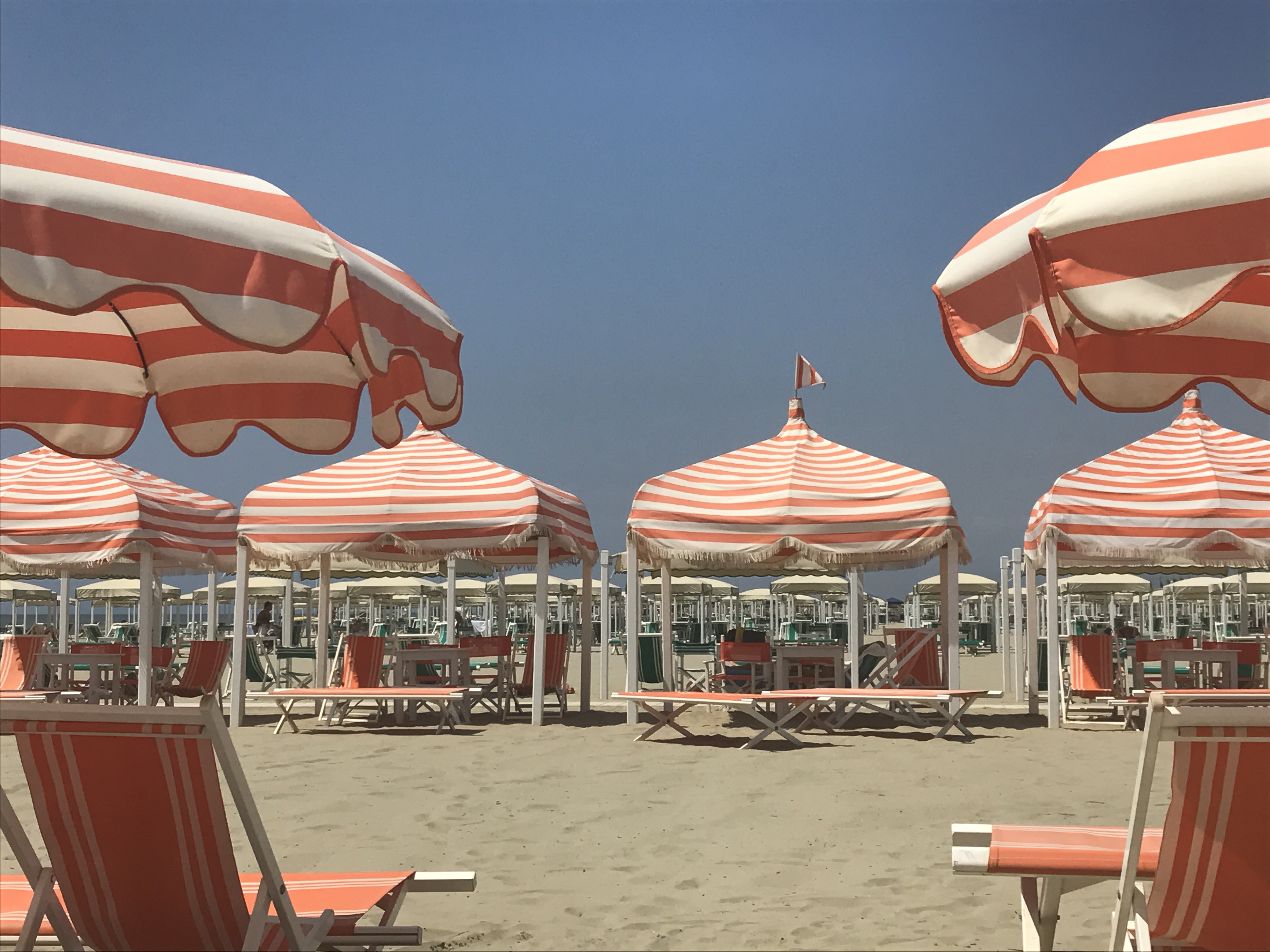 Strandurlaub in Italien... natürlich im Bagno. Italiens Küste ist reichlich mit Strandbädern bestückt, die teilweise zusätzlich über Pools verfügen. Für Sonnenschirm oder Zelt mit 2-4 Sonnenstühlen sollte man allerdings 50 euro pro Tag einkalkulieren.